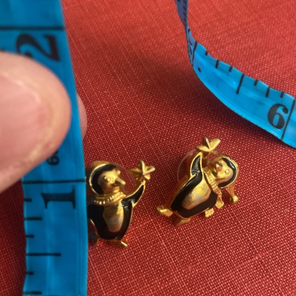 Vintage 90s Penguin Holding Star Post Pierced Earrings - Picture 4 of 4